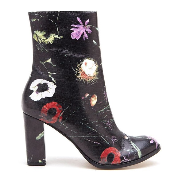 Anthropologie Shoes - Like new!! Anthropologie Matisse Graffiti boots